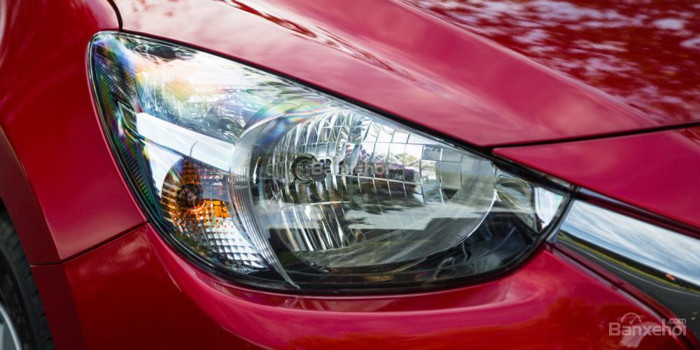Đánh giá xe Mazda 2 2017-2018: Đèn pha Halogen tiêu chuẩn.