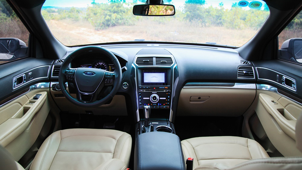 So sánh xe Toyota Land Cruiser Prado 2018 và Ford Explorer 2018 về nội thất: Xe Nhật hơi thiếu trang bị 3
