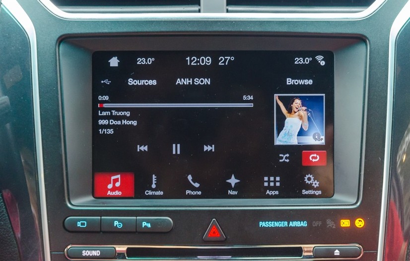 So sánh xe Toyota Land Cruiser Prado 2018 và Ford Explorer 2018 về trang bị giải trí 3