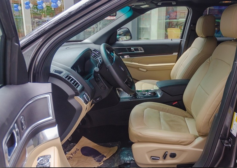 So sánh xe Toyota Land Cruiser Prado 2018 và Ford Explorer 2018 về ghế xe 3