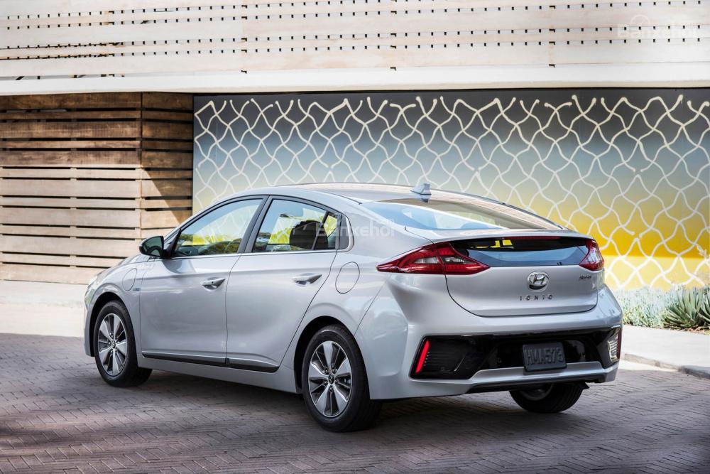 Hyundai Ioniq Plug-In Hybrid 2018 công bố giá bán 566 triệu đồng tại Mỹ a4