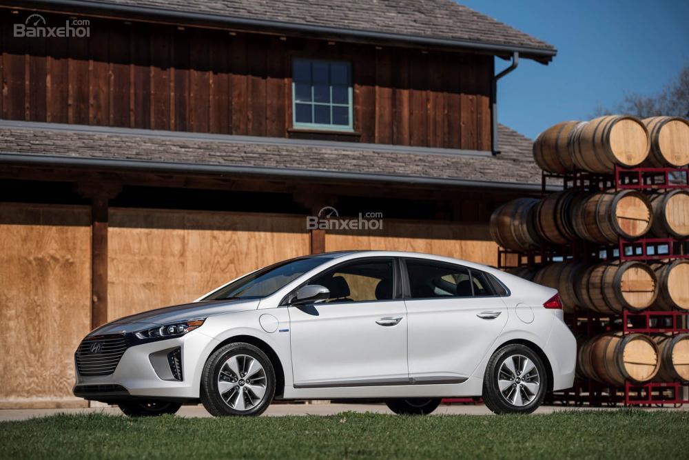 Hyundai Ioniq Plug-In Hybrid 2018 công bố giá bán 566 triệu đồng tại Mỹ a2