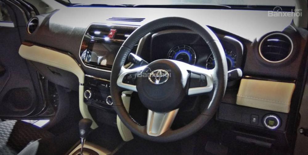 Đánh giá xe Toyota Rush 2018: Vô lăng 3 chấu.