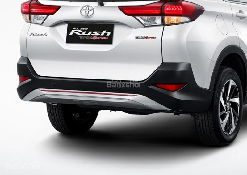 Đánh giá xe Toyota Rush 2018: Phần dưới đuôi xe.