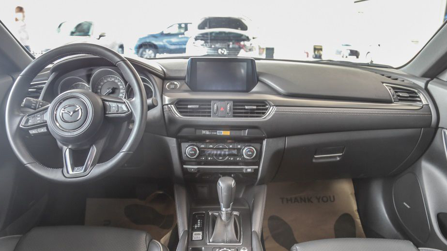 So sánh xe Mazda 6 2018 và Toyota Camry 2018 về nội thất: Camry sang trọng hơn 2 So sánh xe Mazda 6 2018 và Toyota Camry 2018 về nội thất: Camry sang trọng hơn 3