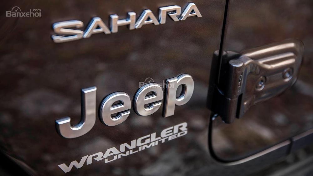 Đánh giá xe Jeep Wrangler 2018: Huy hiệu để phân biệt các phiên bản.