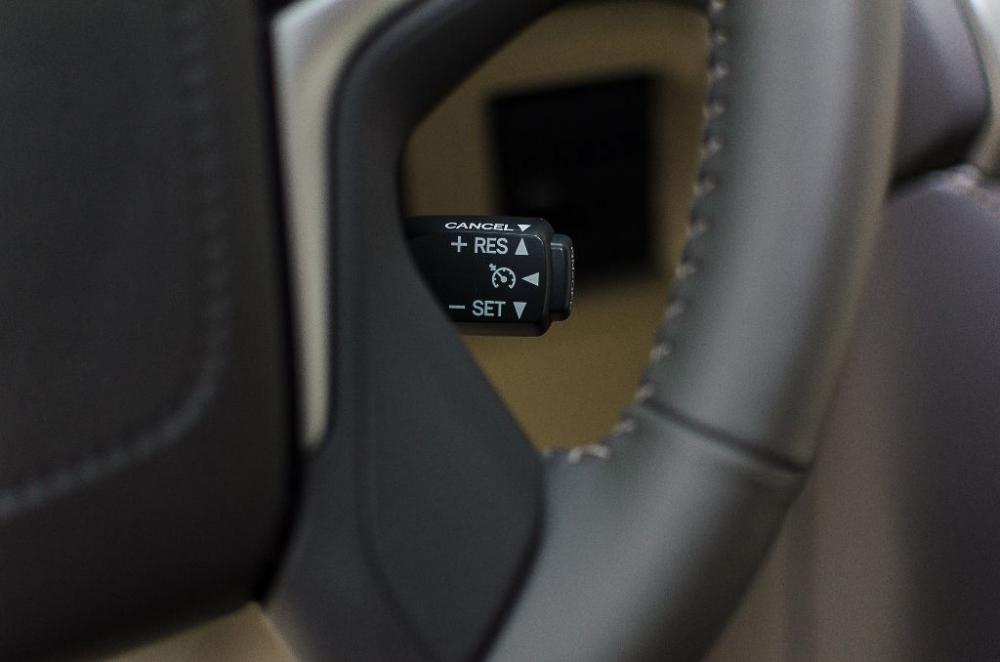 Đánh giá xe Toyota Land Cruiser Prado 2018: Vô-lăng tích hợp cần gạt điều khiển hành trình.