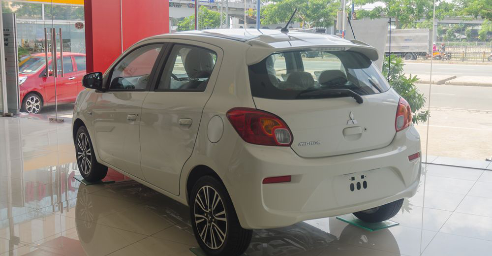 So sánh đuôi xe Hyundai Grand i10 2018 và Mitsubishi Mirage 2017 5