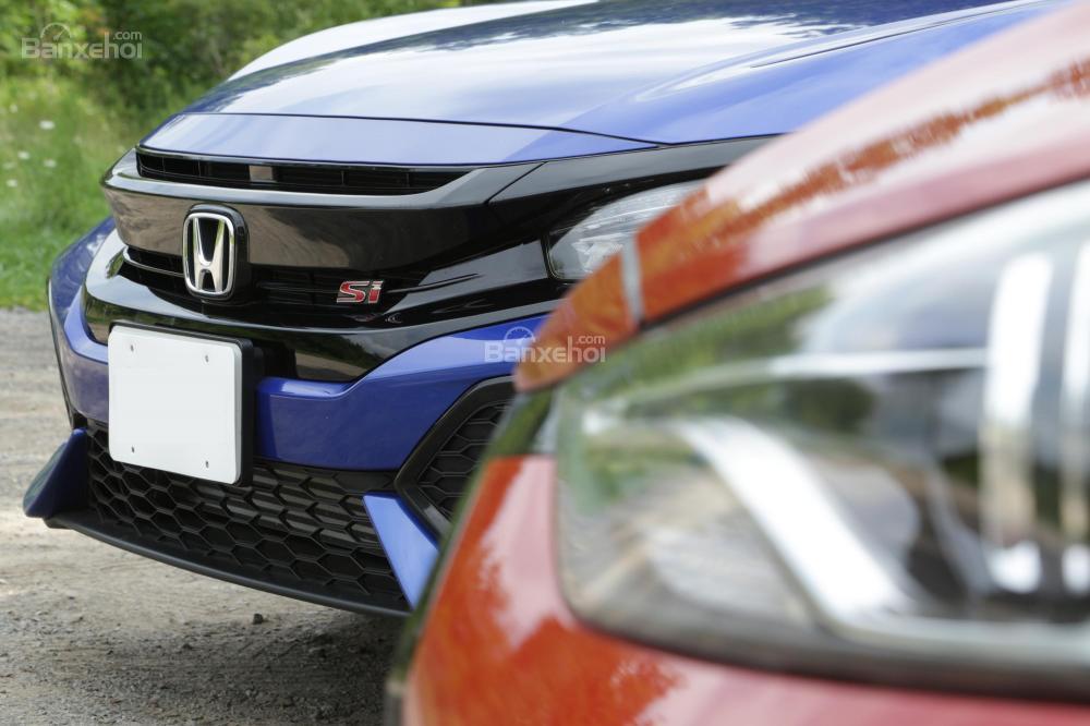 So sánh Honda Civic Si 2018 và Hyundai Elantra Sport 2018 về mức tiêu hao nhiên liệu.