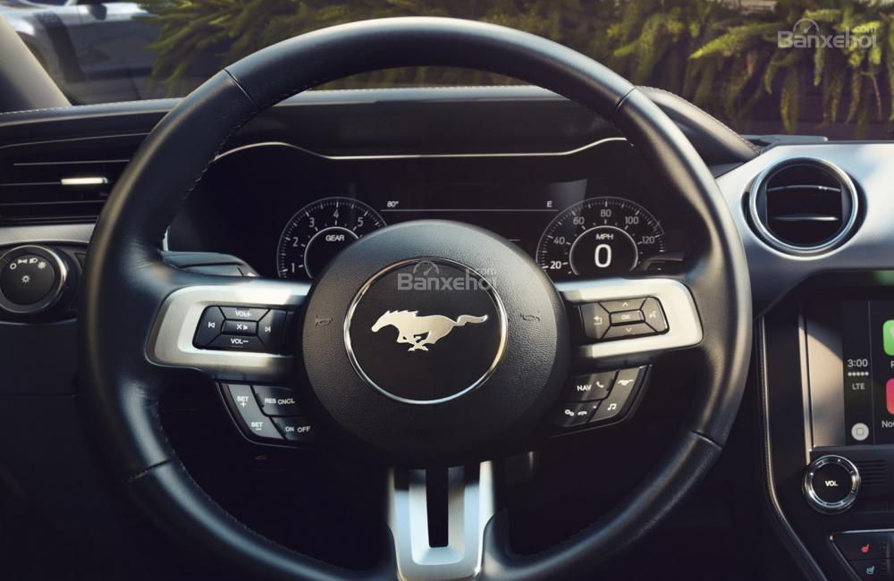  Đánh giá xe Ford Mustang 2018" Vô-lăng 3 chấu tích hợp nút điều khiển a1