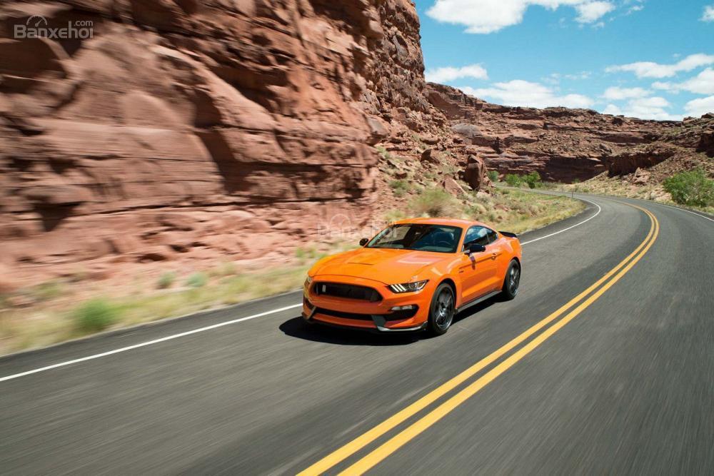 Ford Mustang 2018 bỏ động cơ V6 và thêm hộp số tự động 10 cấp mới.