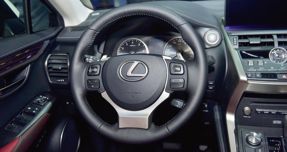 Ảnh chụp vô-lăng xe Lexus NX 300 2018