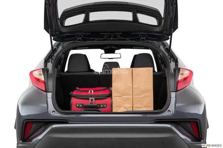 Đánh giá xe Toyota C-HR 2017: Khoang hành lý ở mức tương đối.