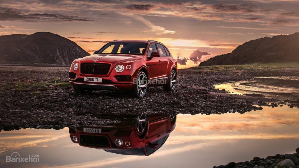 Bentley Bentayga 2018 bản máy xăng V8 4.0L tăng áp đôi cho sức mạnh 542 mã lực/770 Nm.