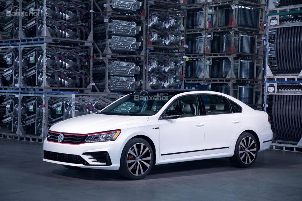 Volkswagen Passat GT 2018 sẽ chính thức ra mắt tại triển lãm Detroit tới.