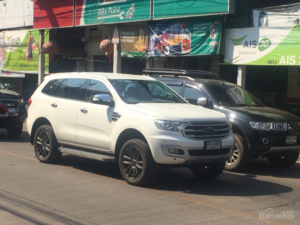 Ford Everest facelift 2018 bất ngờ lộ ảnh trên đường phố 1a