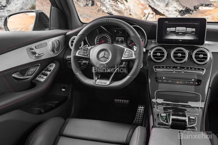 Nhược điểm Mercedes Benz GLC-Class 2018: Giao diện thông tin giải trí phức tạp, khó dùng.