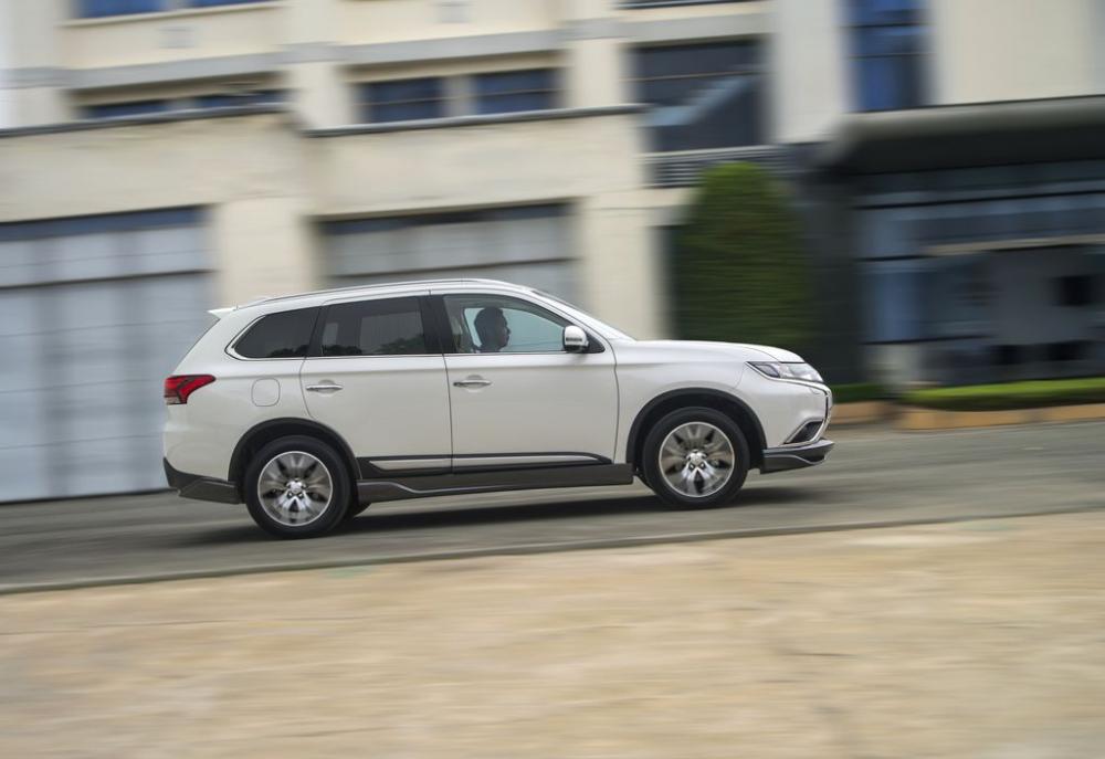 Mitsubishi Outlander CKD giá rẻ cạnh tranh Honda CR-V 2.