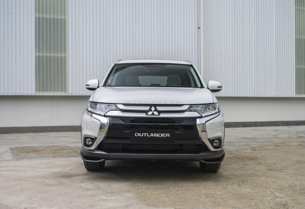 Mitsubishi Outlander CKD giá rẻ cạnh tranh Honda CR-V 1.