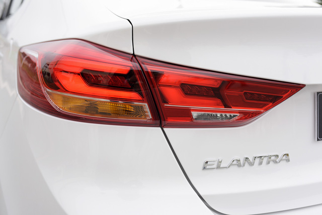 Đánh giá xe Hyundai Elantra Sport 2018: Đèn hậu LED 3D.