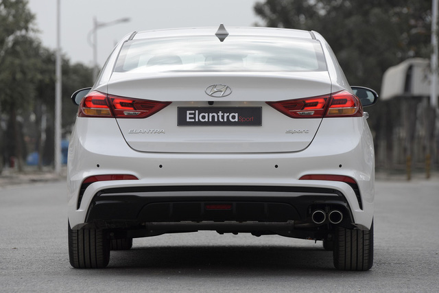 Đuôi xe Hyundai Elantra Sport 2018