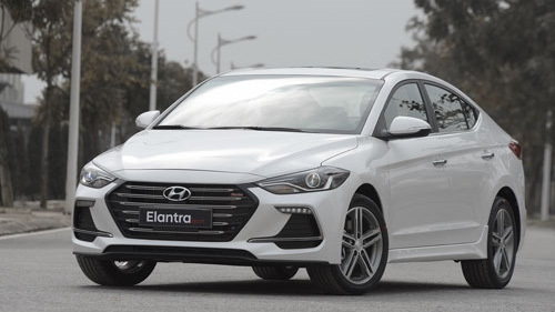 So sánh xe Mazda 3 2018 và Hyundai Elantra Sport 2018: Xe đẹp và xe thực dụng 3