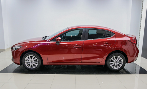 Mazda 3 2018 cá tính và thời thượng, khác hẳn Hyundai Elantra Sport 2018 trông khá nhẹ nhàng.