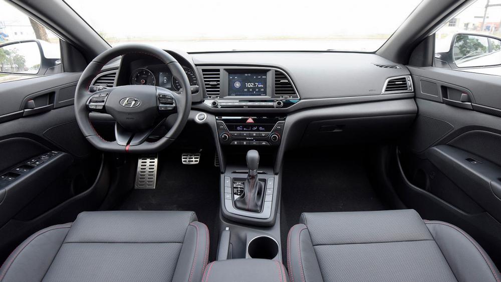 So sánh xe Mazda 3 2018 và Hyundai Elantra Sport 2018 về nội thất: Xe Nhật đẹp hơn, xe Hàn nhiều tùy chọn hơn 2 So sánh xe Mazda 3 2018 và Hyundai Elantra Sport 2018 về nội thất: Xe Nhật đẹp hơn, xe Hàn nhiều tùy chọn hơn 3
