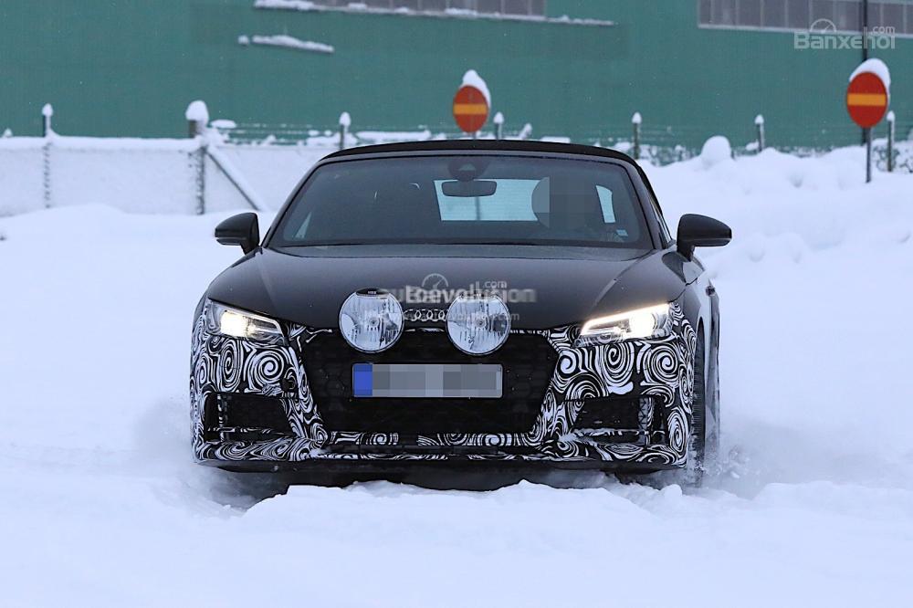Audi TTS Roadster 2019 chạy thử với đèn xe đua.
