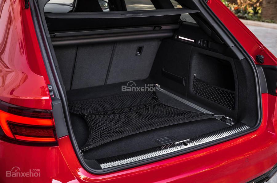 Đánh giá xe Audi RS4 Avant 2018: Khoang hành lý rộng rãi đặc trưng.