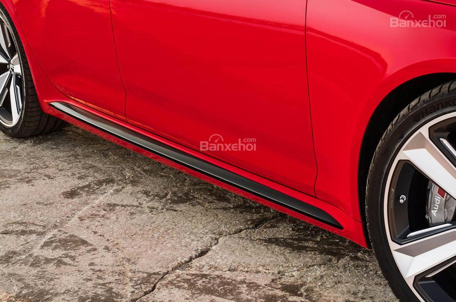 Đánh giá xe Audi RS4 Avant 2018: Bệ lên xuống.