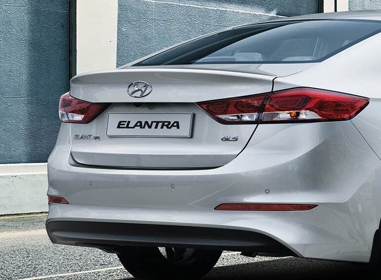 Hình ảnh đuôi xe Hyundai Elantra 2017 màu đỏ