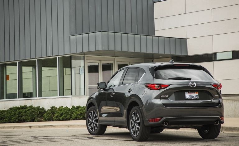 Đánh giá xe Mazda CX-5 2018: Đuôi xe.