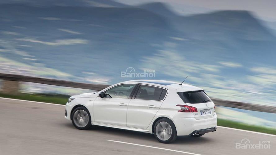 Peugeot 308 2018 mang lại cảm giác điều khiển thoải mái và mượt mà.