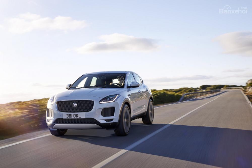 Jaguar E-Pace 2018 công bố giá 39.595 USD.