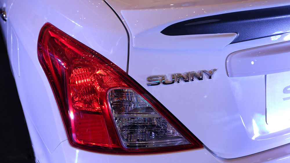 Ảnh chụp đuôi xe Nissan Sunny Premium 2018