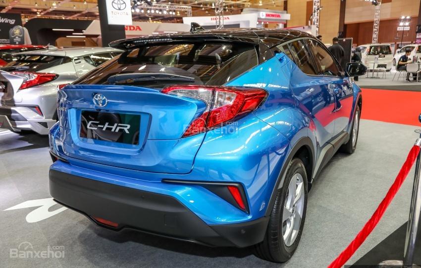 Toyota C-HR 2018 chính thức bán ra thị trường Malaysia với giá 840 triệu đồng - Ảnh 1.