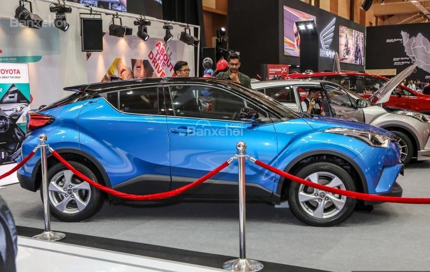 Toyota C-HR 2018 chính thức bán ra thị trường Malaysia với giá 840 triệu đồng - Ảnh 2.