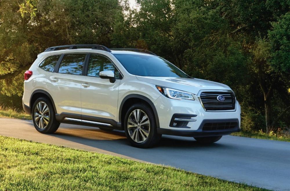 Subaru Ascent 2018 giá từ 748 triệu đối đầu Hyundai Santa Fe.