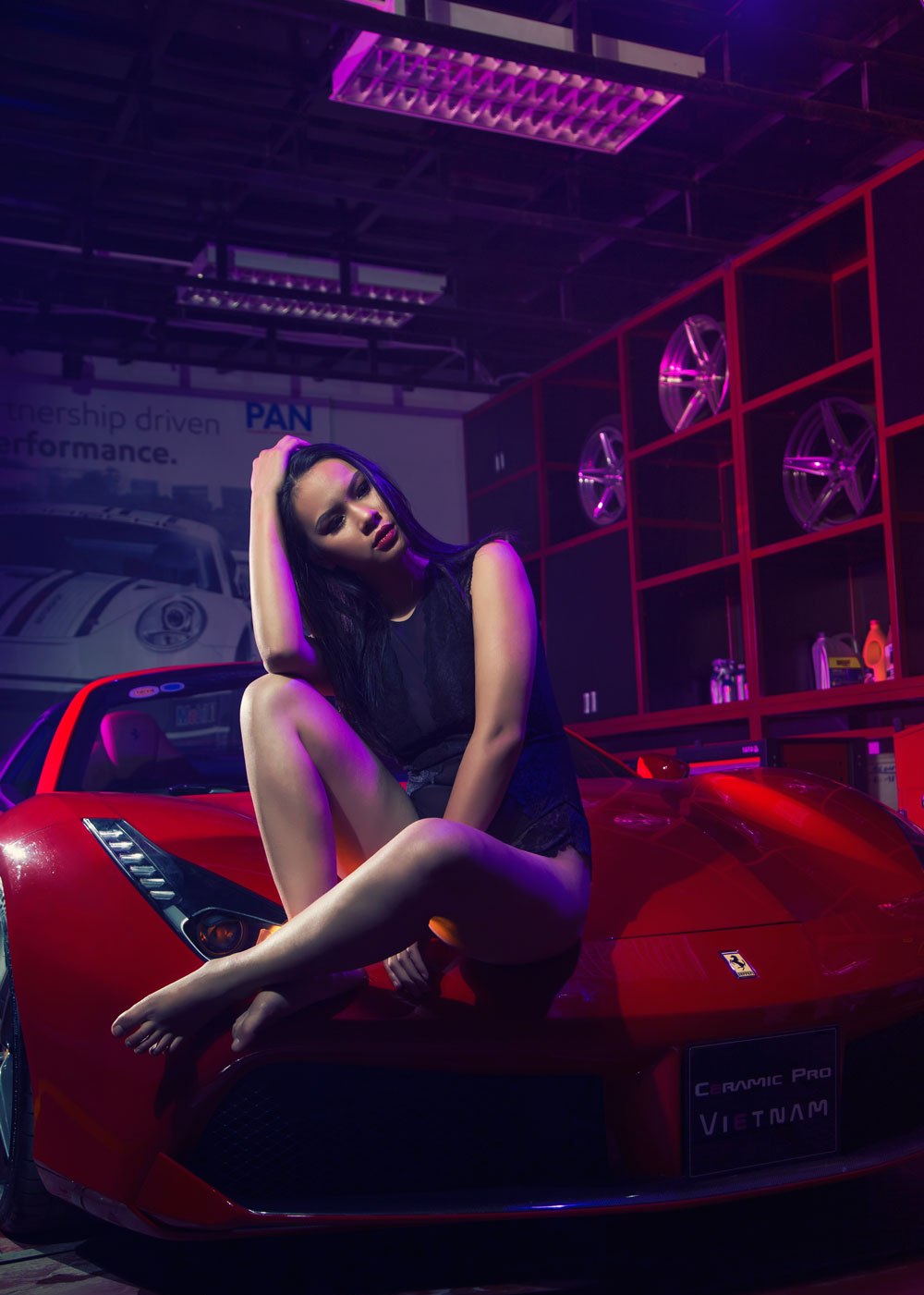 Kiều nữ nóng bỏng bên Ferrari 488 Spider 1.