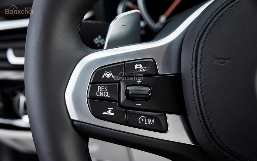 Đánh giá xe BMW 5-Series 2018: Vô-lăng tích hợp các nút điều khiển  a1