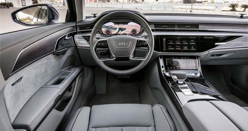 Ảnh chụp bảng táp-lô xe Audi A8 2018