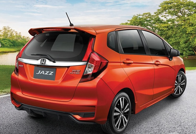 So sánh xe Honda Jazz 2018 và Toyota Yaris 2017 về đuôi xe.