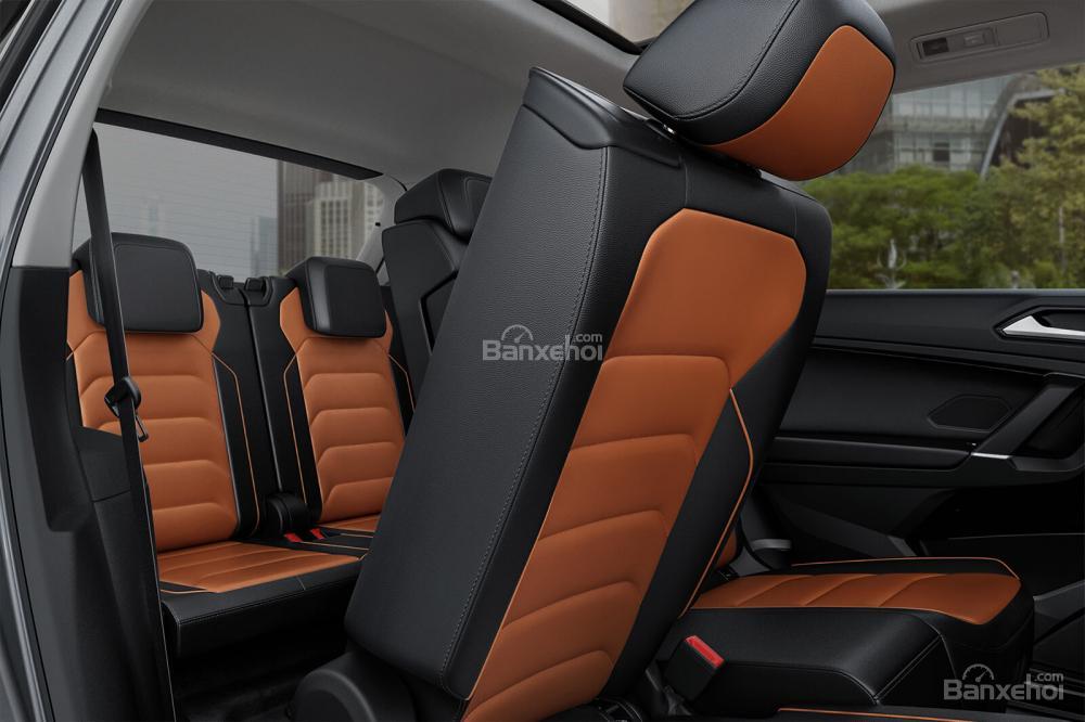 Đánh giá xe Volkswagen Tiguan Allspace 2018: Hàng ghế 2 có thể trượt để dễ dàng ra/vào hàng ghế 3..