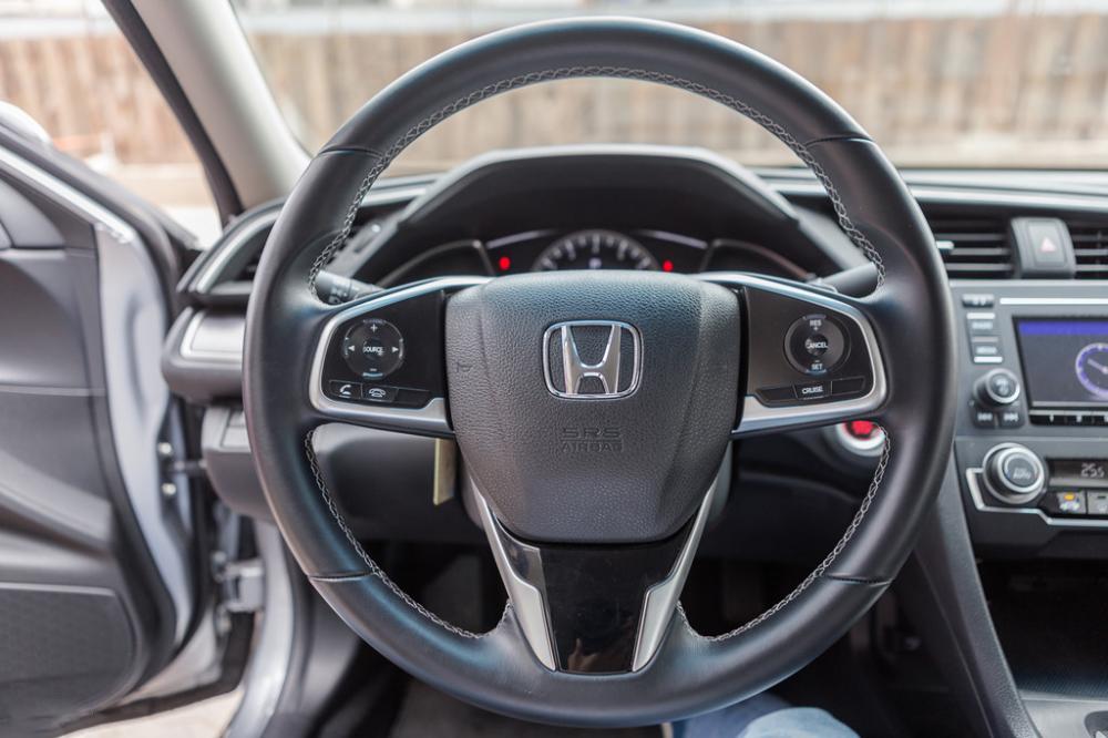 Ảnh chụp vô-lăng xe Honda Civic 1.8E 2018