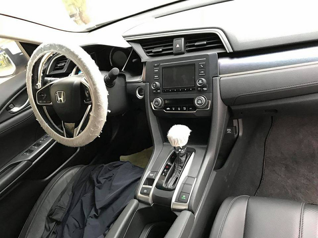 Hai bản Honda Civic mới về Việt Nam thiếu những trang bị gì? a3