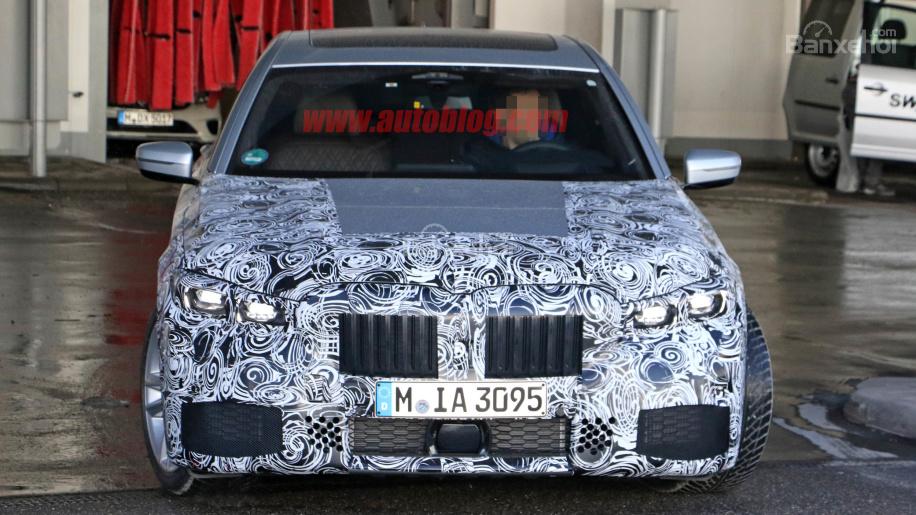 BMW 7-Series facelift lộ diện nội thất và lưới tản nhiệt tương tự X7.