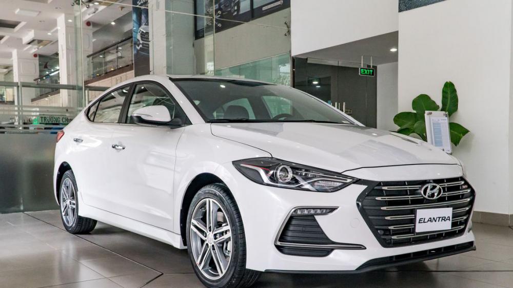 Hyunda Elantra Sport 2018 có giá rẻ hơn nhưng lại nhiều trang bị hơn Honda Civic.