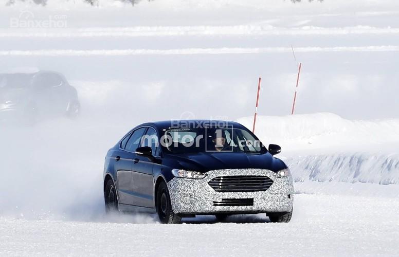 Ford Mondeo facelift lần đầu xuất hiện thực tế.