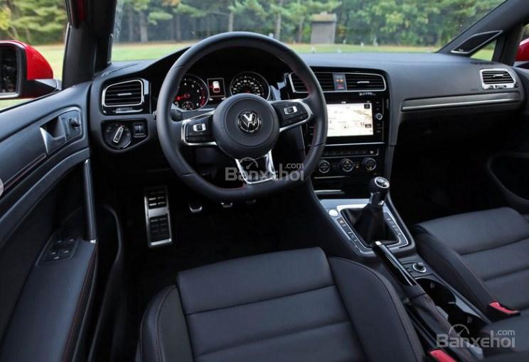 Đánh giá xe Volkswagen Golf GTI 2018 về bảng táp-lô và vô-lăng 1a